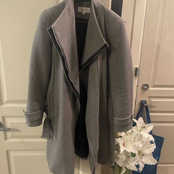 I am selling my gray kneelength Calvin Klein winter coat - Picture 3 of 5